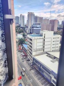 desde una ventana de una calle de la ciudad con edificios en Spacious 3BR Condo Unit with Wi-Fi and pool access in San Juan near Greenhills, en Manila