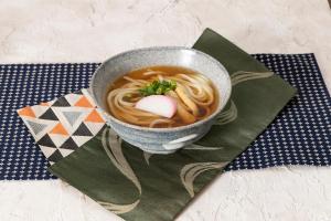 uma tigela de sopa com macarrão na mesa em ホテル　RITZ em Kawagoe