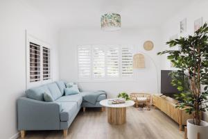 Little Beach Boutique Apartment的休息区