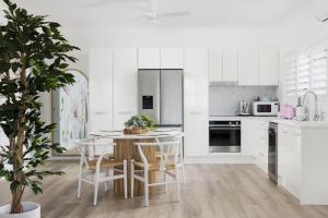 Little Beach Boutique Apartment的厨房或小厨房