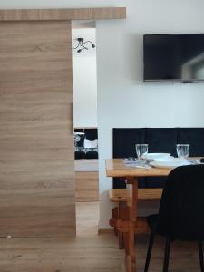 Televízia a/alebo spoločenská miestnosť v ubytovaní Bystry Domek