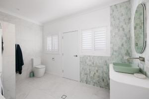 尼尔森湾Little Beach Boutique Apartment的带水槽和马桶的白色浴室 更多14张照片