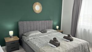 um quarto com uma cama com duas toalhas em Dio's Apartment 29F-1 em Sfîntu Ilie