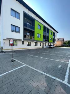 um parque de estacionamento em frente a um edifício em Dio's Apartment 29F-1 em Sfîntu Ilie
