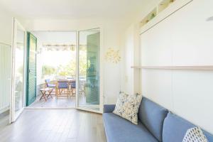 un soggiorno con divano blu e tavolo di 070 - Villa OLANDA con veranda VISTA MARE a 5 minuti SPIAGGIA con PISCINA CONDOMINIALE a Sestri Levante