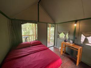 a bedroom with a bed in a tent at Watersmeet Glamping in Deraniyagala