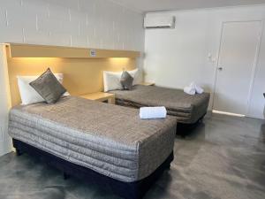 ein Hotelzimmer mit 2 Betten in einem Zimmer in der Unterkunft Y Motels Rockhampton in Rockhampton