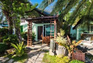 Cabaña pequeña con mesa y sillas en un patio en Acuatico Beach Resort & Hotel Inc. en San Juan
