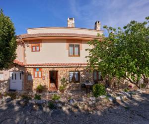 an external view of a stone house at El Mirador in Paralacuesta