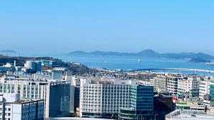 uma vista aérea de uma cidade com edifícios e uma ponte em Yongjiong Shine Hotel em Incheon