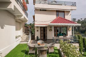 Balcon ou terrasse dans l'établissement SaffronStays Summer Estate