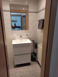 un bagno con un lavandino bianco e uno specchio di Gästehaus Friedl a Imst