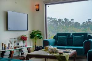 Coin salon dans l'établissement SaffronStays Summer Estate