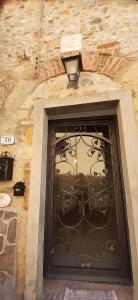 un edificio con una puerta con una luz encima en Casina del castello, en Castelnuovo della Misericordia