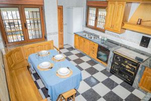 cocina con mesa y mantel azul en Casa en Llanes cerca de la playa, Niembru. El Carrascal, en Llanes