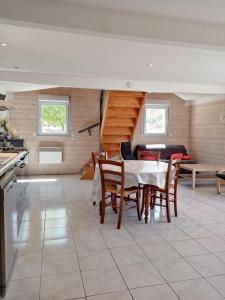 Una cocina o cocineta en Le gite jaune