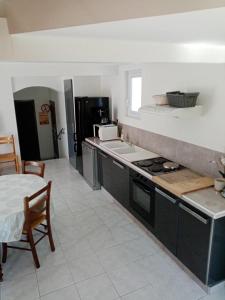 Una cocina o cocineta en Le gite jaune
