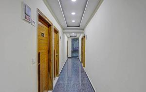 un couloir d'un immeuble avec couloir dans l'établissement Meera Eternity, à Noida