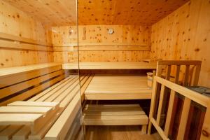 Letto o letti a castello in una camera di Hotel Alpenblick