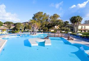 una gran piscina en un complejo en Ala Birdi Cottage 150MT From The Beach Apartments - Happy Rentals en Arborea 