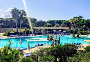 una piscina en un complejo con un arco iris en el fondo en Ala Birdi Cottage 150MT From The Beach Apartments - Happy Rentals en Arborea 