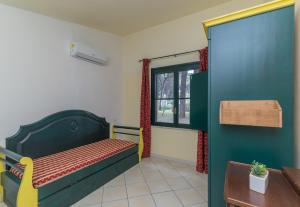 Habitación pequeña con cama y ventana en Ala Birdi Cottage 150MT From The Beach Apartments - Happy Rentals en Arborea 