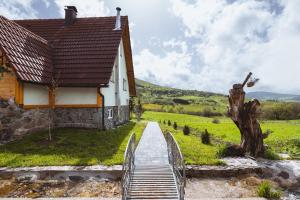 una scala che conduce a una casa in un campo di Mountain House Kosjenka a Kupres