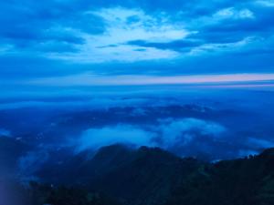 Aussicht über die Wolken in den Bergen in der Unterkunft Conifers Homestay in Shimla