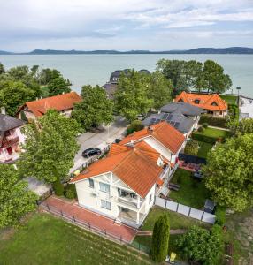 una vista aérea de una casa con techo naranja en Villa Gabriella - Vízparti, en Balatonboglár