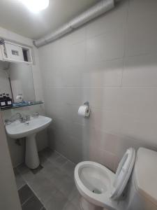 łazienka z toaletą i umywalką w obiekcie Joy Guesthouse w Seulu