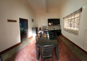 cocina con mesa y sillas en una habitación en Departamento Arista, en Oaxaca City