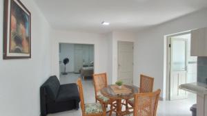 uma sala de estar com mesa e cadeiras em Apartamento Privado SOL em Tarija