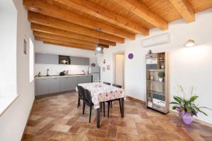 eine Küche und ein Esszimmer mit einem Tisch in der Unterkunft Casale la Coccinella Lavanda in Caprino Veronese