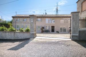 ein Haus mit einem Tor davor in der Unterkunft Casale la Coccinella Lavanda in Caprino Veronese