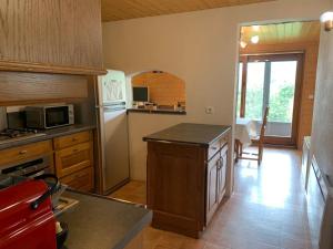 Kuchyňa alebo kuchynka v ubytovaní Chalet- Capacité 8/10 pers au cœur de la station