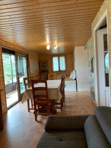 a kitchen and dining room with a table and chairs at Chalet- Capacité 8/10 pers au cœur de la station in Besse-et-Saint-Anastaise