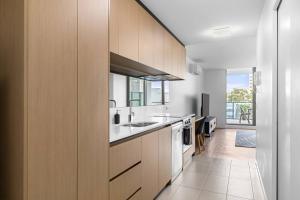 eine Küche mit einer Spüle und einer Arbeitsplatte in der Unterkunft Perfect Urban Retreat! in Melbourne