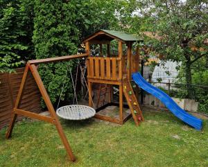 un parco giochi con scivolo e altalena di Béri Apartman a Siófok