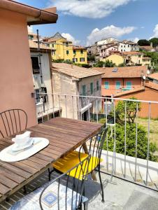 a wooden table and chairs on a balcony with a view at Da Rita in San Terenzo