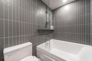 Ένα μπάνιο στο Just Stay Hotel +41 φωτογραφίες