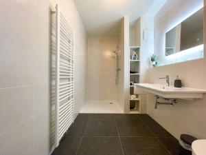 ห้องน้ำของ E&K living - 6 pers - design apartment - fair - SKY-TV - parking +23 ภาพ