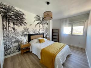 ein Schlafzimmer mit einem Bett mit einer tropischen Tapete in der Unterkunft Piso familiar cerca de playa in Pobra do Caramiñal