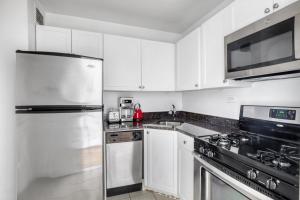Una cocina o zona de cocina en UES 1BR w Doorman nr Central Park NYC-197