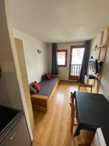 a small room with a bed and a dining room at Studio 50 m du funiculaire et pistes in Tignes