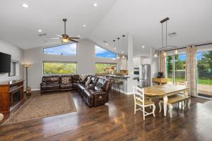 Μια τηλεόραση ή/και κέντρο ψυχαγωγίας στο Sedona Uptown Gem! Wow! Views!! NEW! BARREL SAUNA!!! Close to trails, walk to Uptown Sedona, restaurants and shopping