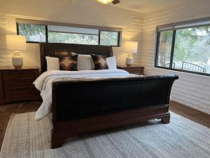 Ένα ή περισσότερα κρεβάτια σε δωμάτιο στο Sedona Uptown Gem! Wow! Views!! NEW! BARREL SAUNA!!! Close to trails, walk to Uptown Sedona, restaurants and shopping