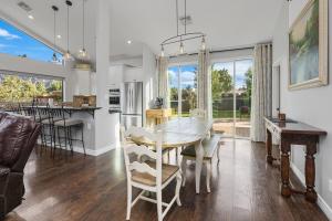 Η κουζίνα ή μικρή κουζίνα στο Sedona Uptown Gem! Wow! Views!! NEW! BARREL SAUNA!!! Close to trails, walk to Uptown Sedona, restaurants and shopping