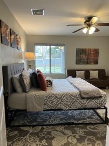 Ένα ή περισσότερα κρεβάτια σε δωμάτιο στο Sedona Uptown Gem! Wow! Views!! NEW! BARREL SAUNA!!! Close to trails, walk to Uptown Sedona, restaurants and shopping