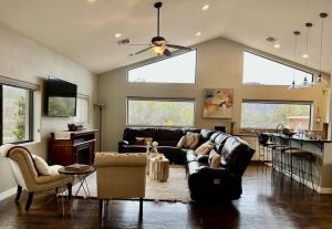 Χώρος καθιστικού στο Sedona Uptown Gem! Wow! Views!! NEW! BARREL SAUNA!!! Close to trails, walk to Uptown Sedona, restaurants and shopping