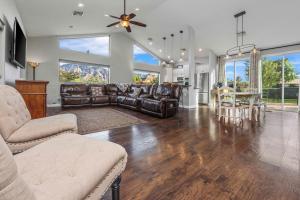 セドナにあるSedona Uptown Gem! Wow! Views!! Close to trails, walk to Uptown Sedona, restaurants and shoppingのリビングルーム(ソファ、テーブル、椅子付)